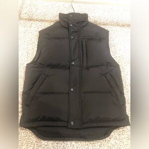 Men’s sleeveless puffer jacket from Timberland, in black.